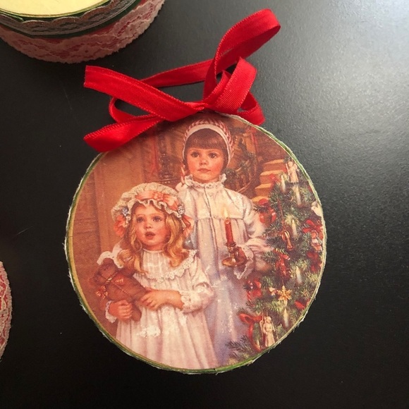 Vintage Christmas red round and oval box Ornaments - Picture 3 of 11